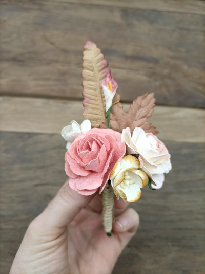 Broche flores de papel caramelo